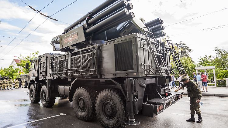 Ein Flugabwehrsystem vom Typ SA-22 Panzir der russischen Armee. Diese sind London zufolge derzeit schwer zu beschaffen. 
