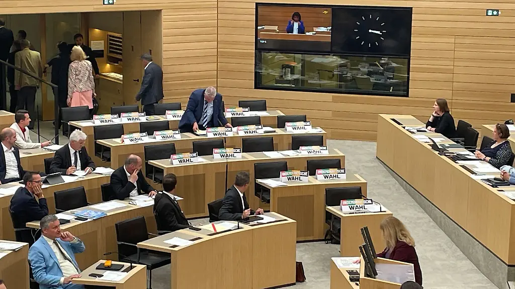 Abgeordnete-der-AfD-Fraktion-verlassen-im-Landtag-von-Baden-Wuerttemberg-vor-einer-Wahl-den-Plenarsaal-Auf-den-Plaetzen-stellten-die-Abgeordneten-zuvor-Schilder-mit-der-Aufschrift-Undemokratische-Wahl-auf