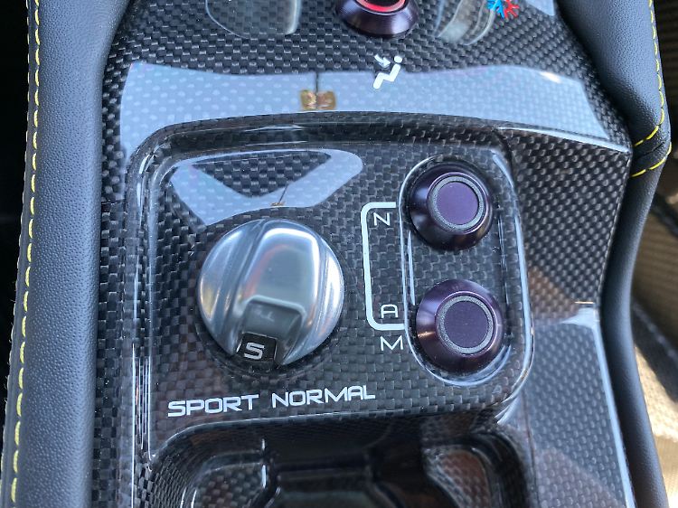 Wer den Dallara Stradale fährt, kann bei der Einstellung wählen zwischen "Sport" und "Normal".