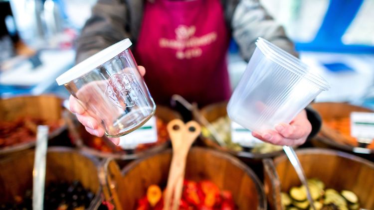 Bitte zum Mitnehmen: Wer Essen to go anbietet, muss ab 2023 auch Mehrwegbehälter anbieten. Oder sehr kleine Gastronomien müssen mitgebrachte Behälter befüllen.