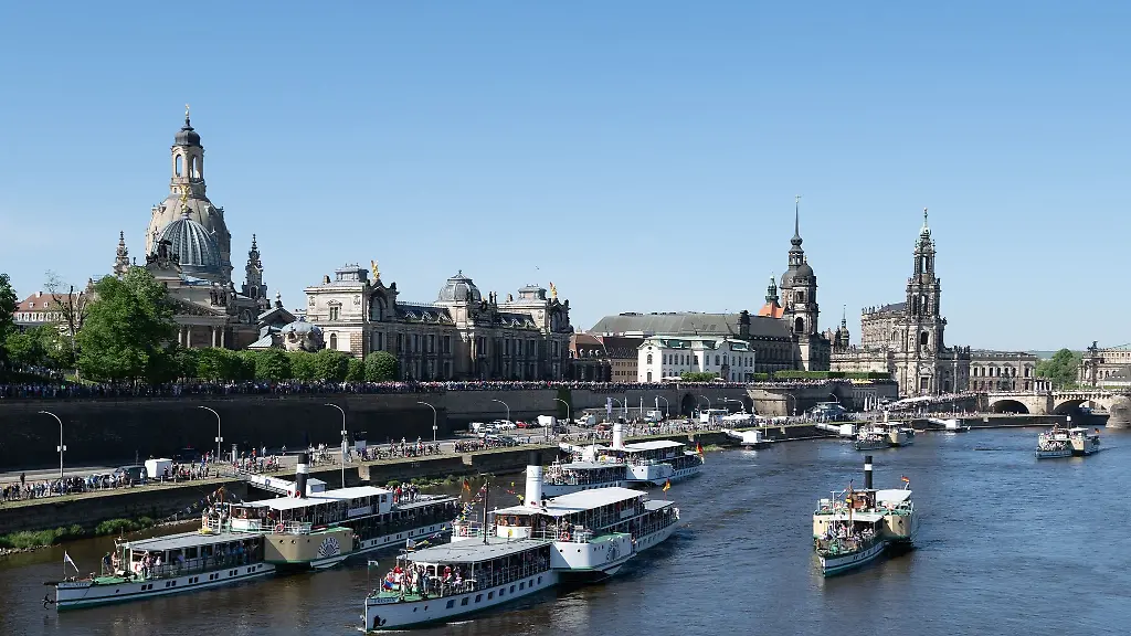 Die-historischen-Schiffe-der-Saechsischen-Dampfschifffahrt-starten-im-Stadtzentrum-von-Dresden
