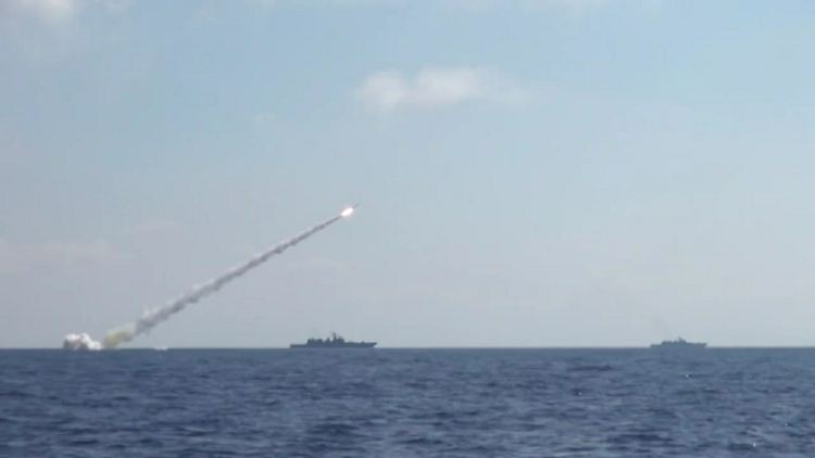 Ein russisches Schiff feuert 2017 eine Kalibr-Rakete auf ein Munitionsdepot in Syrien ab.