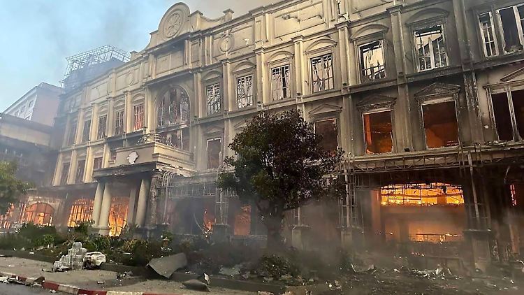 Verzweifelte Menschen hatten auf Mauervorsprüngen und Fensterbrettern des Hotels vor den Flammen Schutz gesucht.