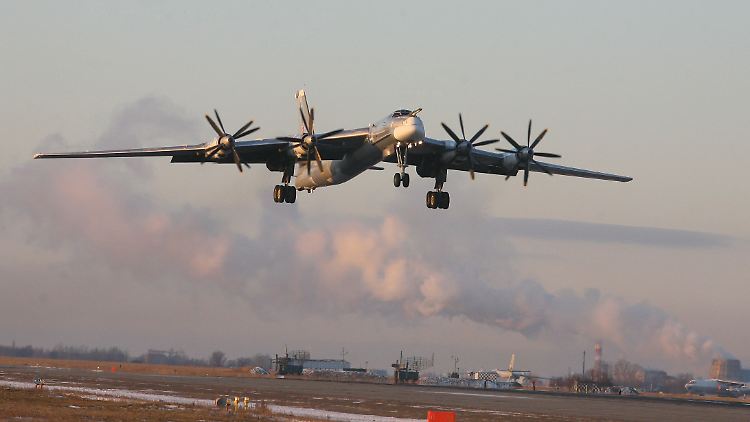 Ein strategischer Bomber der russischen Armee startet auf dem Flugplatz Engels-2 (Archivbild).