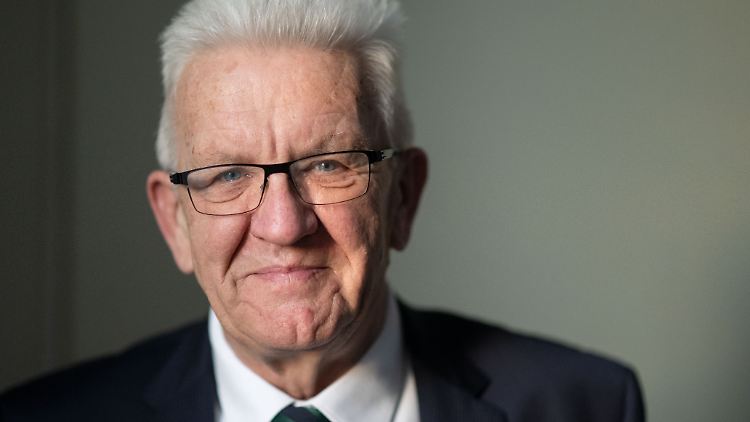 Winfried Kretschmann bekommt viele Waschlappen geschenkt.