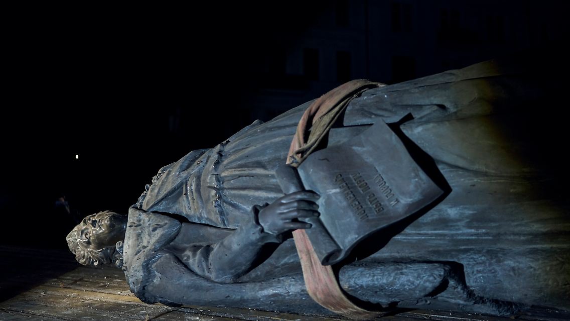 Die Statue wurde mit einem Lastwagen abtransportiert.