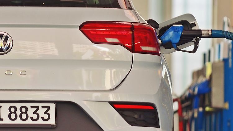 Bei VW will man noch viele Jahre an der Tankstelle Benzin und Diesel tanken.