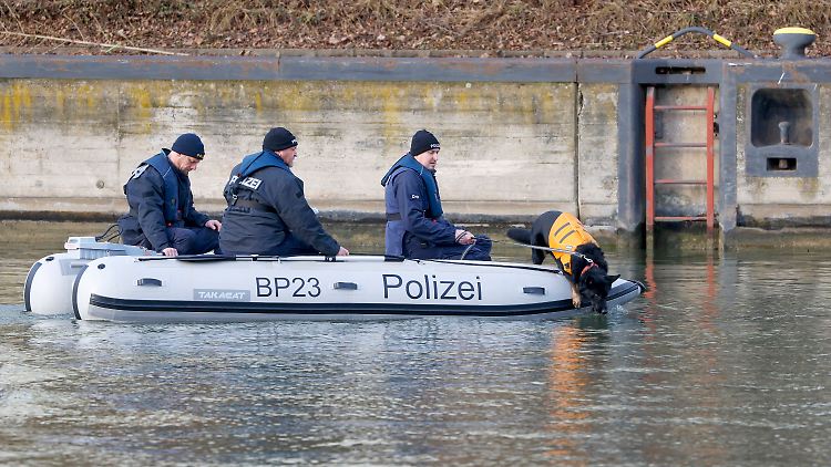 Die Hunde suchen die Oberfläche ab - schlagen sie an, werden Taucher an entsprechender Stelle eingesetzt.