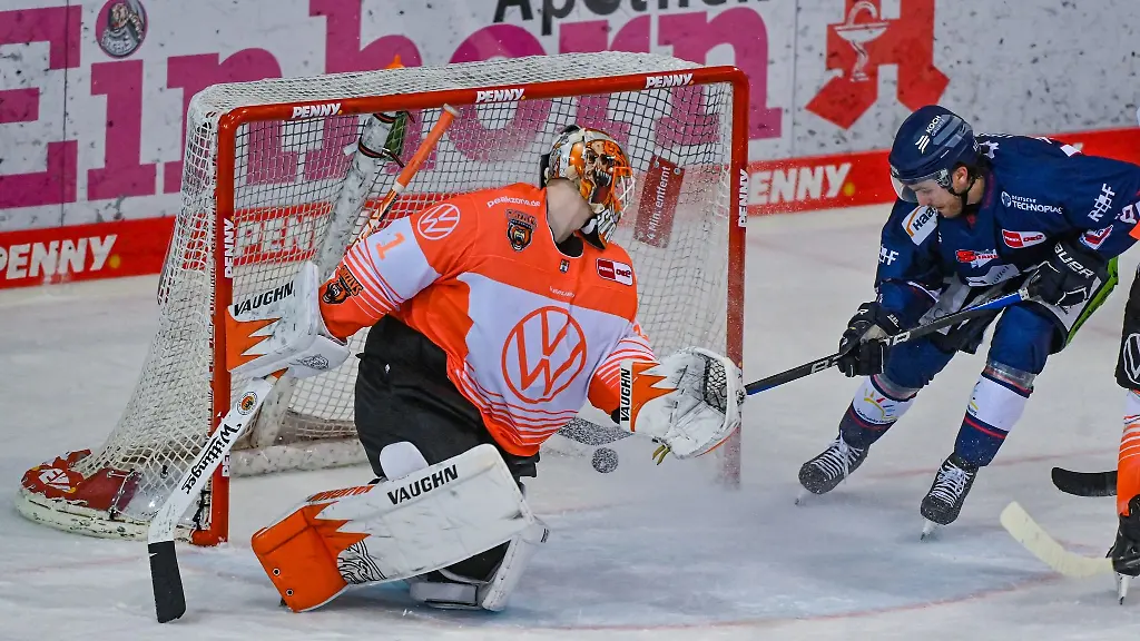 JC-Lipon-von-Straubing-r-trifft-zum-2-2-gegen-Wolfsburg-ins-Tor-von-Dustin-Strahlmeier-von-Wolfsburg-Lipon-verlaengert-seinen-Vertrag-in-Straubing