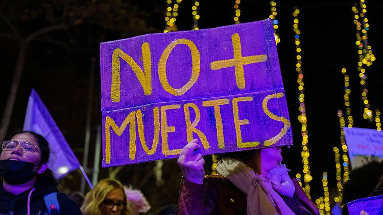 Bilder einer Demonstration gegen männliche Gewalt in Barcelona Ende November.