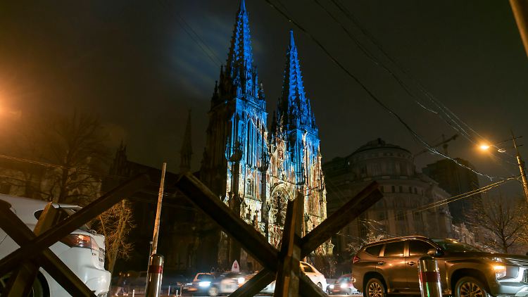 Zu Weihnachten hat der Schweizer Lichtkünstler Gerry Hofstetter mehrere Baudenkmäler in Kiew zum Leuchten gebracht. Hier die St.-Nikolaus-Kathedrale.