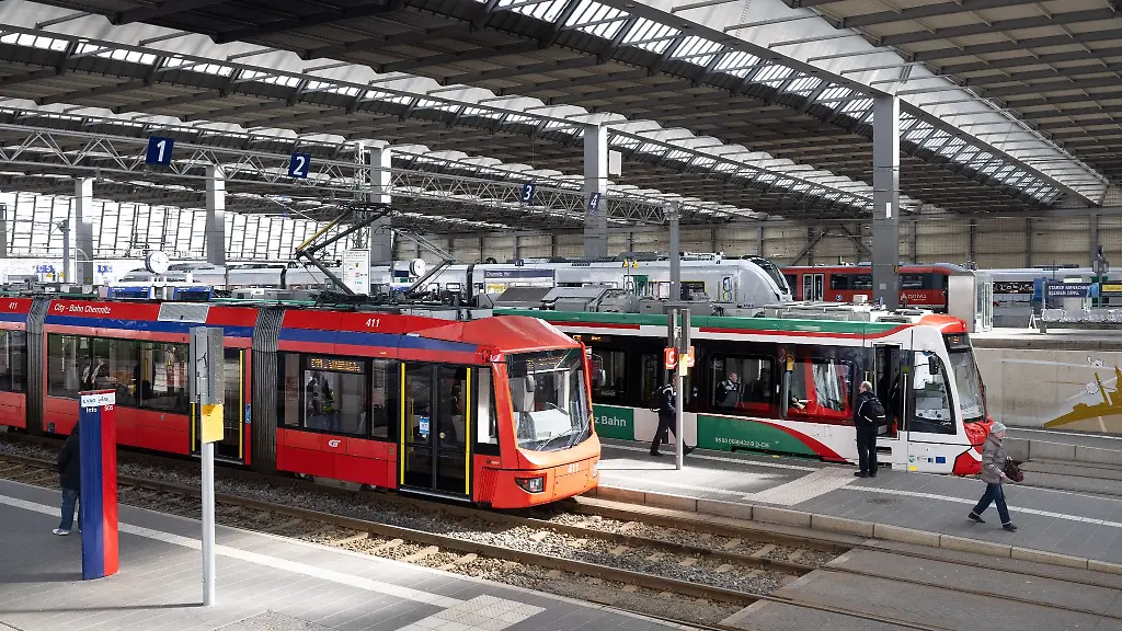 Zuege-der-City-Bahn-halten-im-Hauptbahnhof-in-Chemnitz-neben-Regionalbahnen