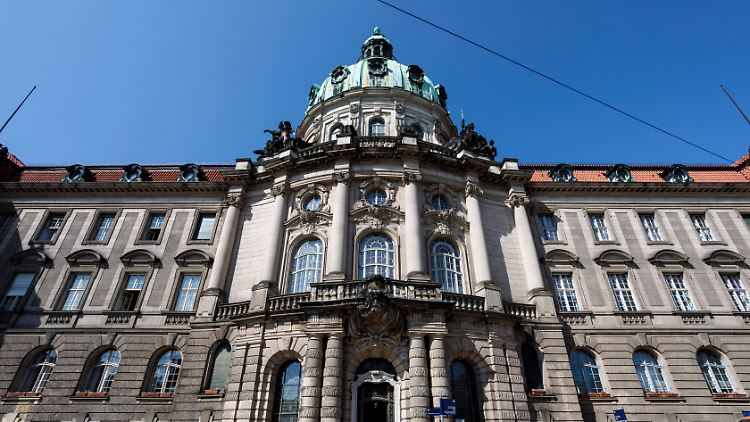 Das Potsdamer Rathaus ist mutmaßlich zum zweiten Mal in knapp drei Jahren attackiert worden.