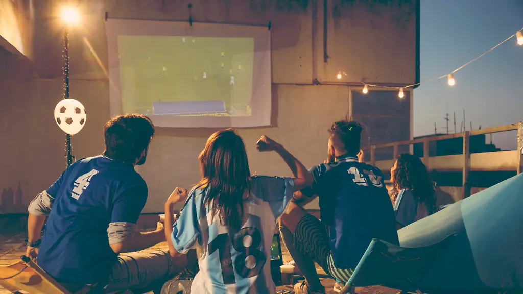 Gemeinsam-macht-Fussball-schauen-noch-mehr-Spass-Zur-anstehenden-EM-setzen-viele-zum-Rudelgucken-wieder-auf-einen-Beamer