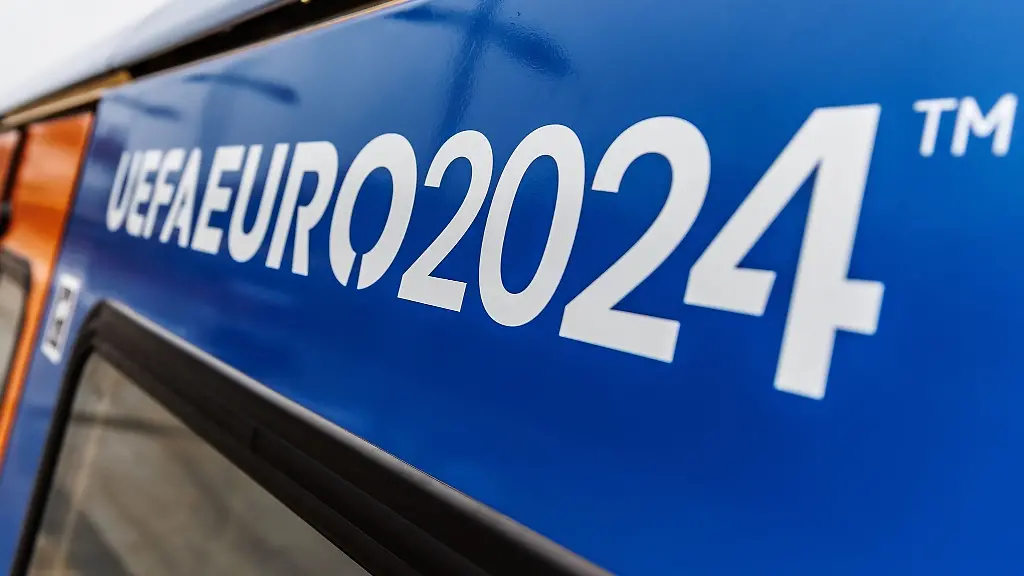 Vorstellung-S-Bahn-Zug-der-Baureihe-481-im-EM-Design-am-S-Bahnhof-Olympiastadion