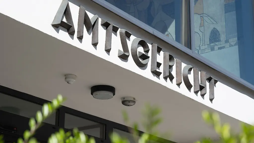 Der-Schriftzug-Amtsgericht-steht-an-der-Fassade-des-Gerichtsgebaeudes