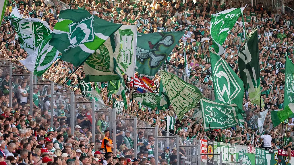 Fahnen-wehen-im-Werder-Fanblock
