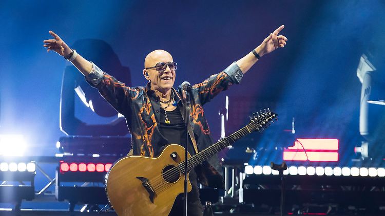 Sänger Toni Krahl beim vorletzten City-Konzert in Berlin.