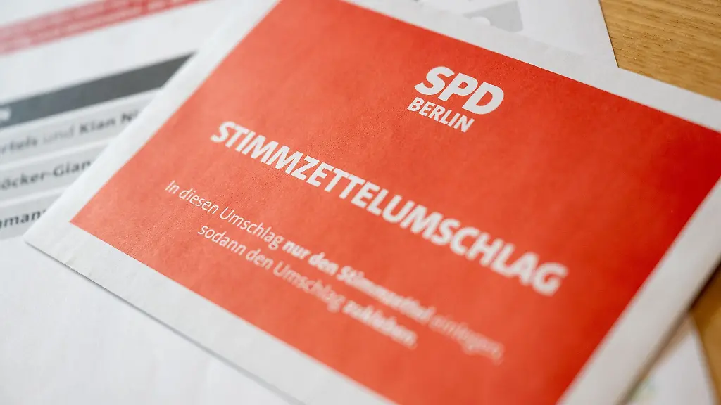 Beim-SPD-Landesverband-Berlin-liegt-ein-Stimmzettelumschlag-auf-dem-Tisch