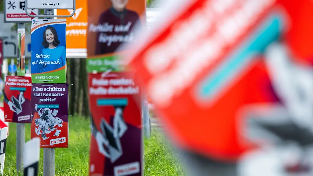 Wahlplakate-verschiedener-Parteien-haengen-an-den-Laternenmasten-einer-Ausfallstrasse-in-Schwerin