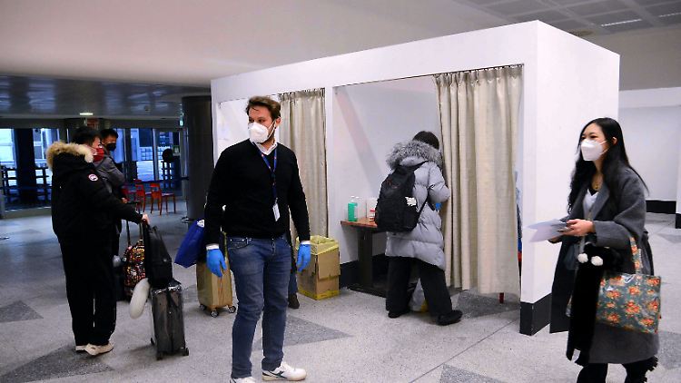 Corona-Tests am Flughafen in Mailand - neben Italien haben bereits weitere Länder eine Testpflicht für Reisende aus China eingeführt.