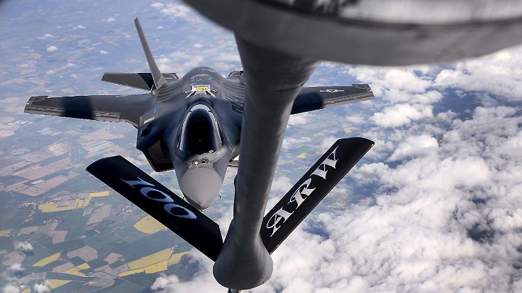 Ein Kampfjet F-35 bereitet die Kopplung an ein Tankflugzeug vor. Deutschland will 35 Flieger des Typs für die Luftwaffe anschaffen.