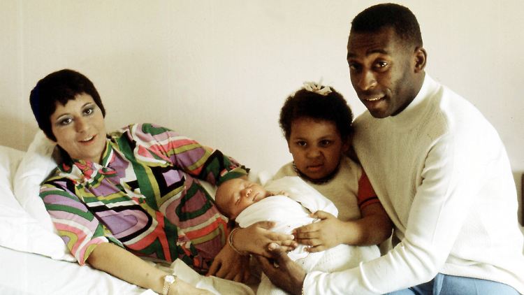 Pelé mit seiner ersten Ehefrau Rosemeri, Tochter Kely Cristina und dem neugeborenen Sohn Edinho.