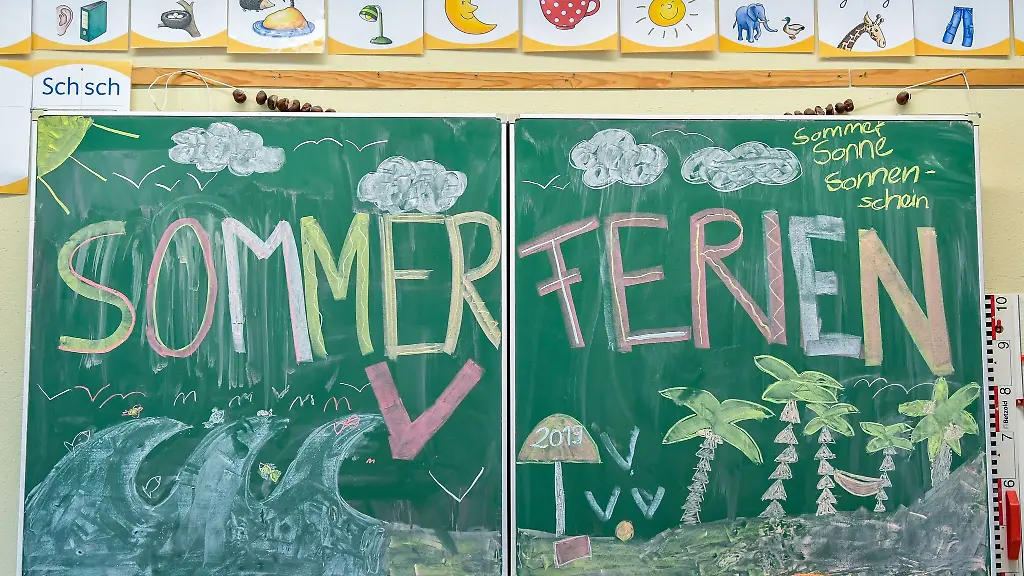 Eine-Tafel-mit-der-Aufschrift-Sommerferien