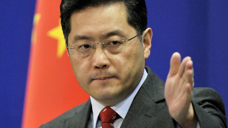 2020 sagte Qin, dass sich das Bild Chinas im Westen verschlechtert habe, weil Europa und die USA das politische System und den wirtschaftlichen Aufstieg des Landes nie akzeptiert hätten. 