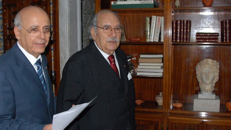 Ministerpräsident Mohamed Ghannouchi, links, mit Übergangspräsident Foued Mbazaa.