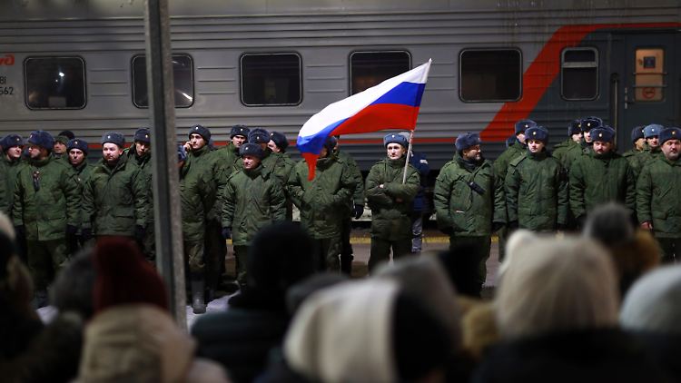 Russische Rekruten vor der Reise in Richtung Front. 