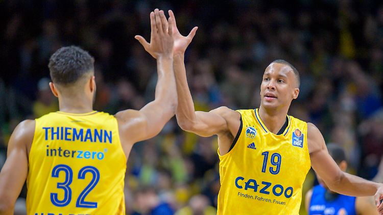 Luis Olinde und Johannes Thiemann dürfen in der Euroleague endlich mal wieder jubeln.