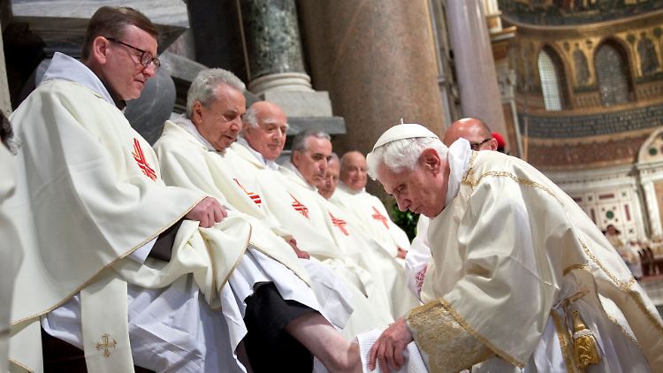 Privatsekretär Gänswein: Benedikt XVI. "war und blieb auch auf dem Thron Petri ganz und gar Mensch".