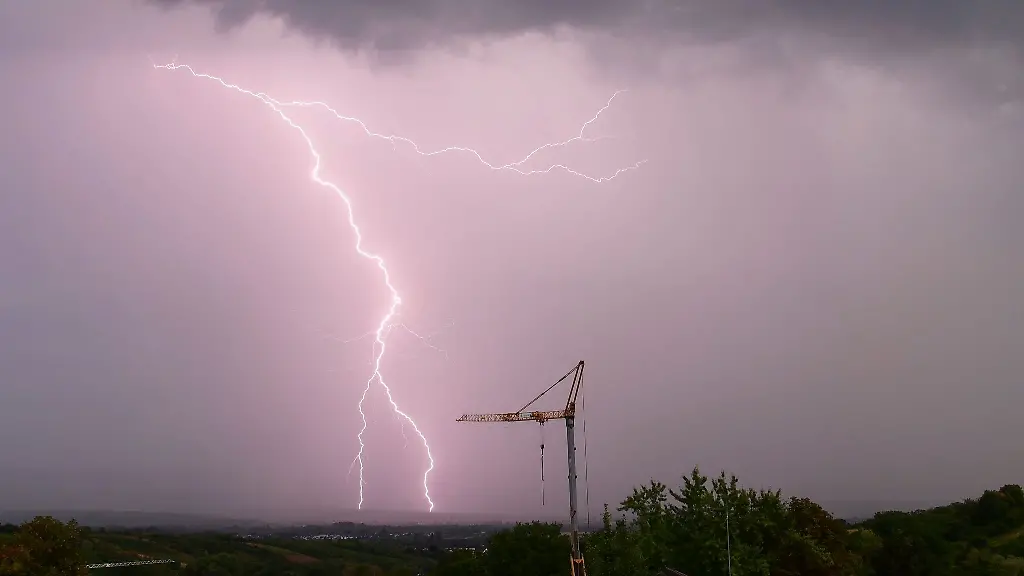 Ein-Blitz-schlaegt-am-Morgen-bei-einem-Gewitter-im-Taunus-nordwestlich-von-Eltville-am-Rhein-im-Rheingau-Taunus-Kreis-Hessen-ein-fotografiert-von-Wackernheim-aus