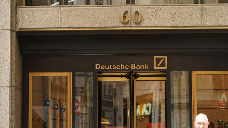 Unter anderem wegen Verfehlungen in den Beziehungen zu Epstein wurde das Geldhaus im Juli 2020 von der New Yorker Bankenaufsicht zu einer Geldbuße von 150 Millionen Dollar verdonnert.