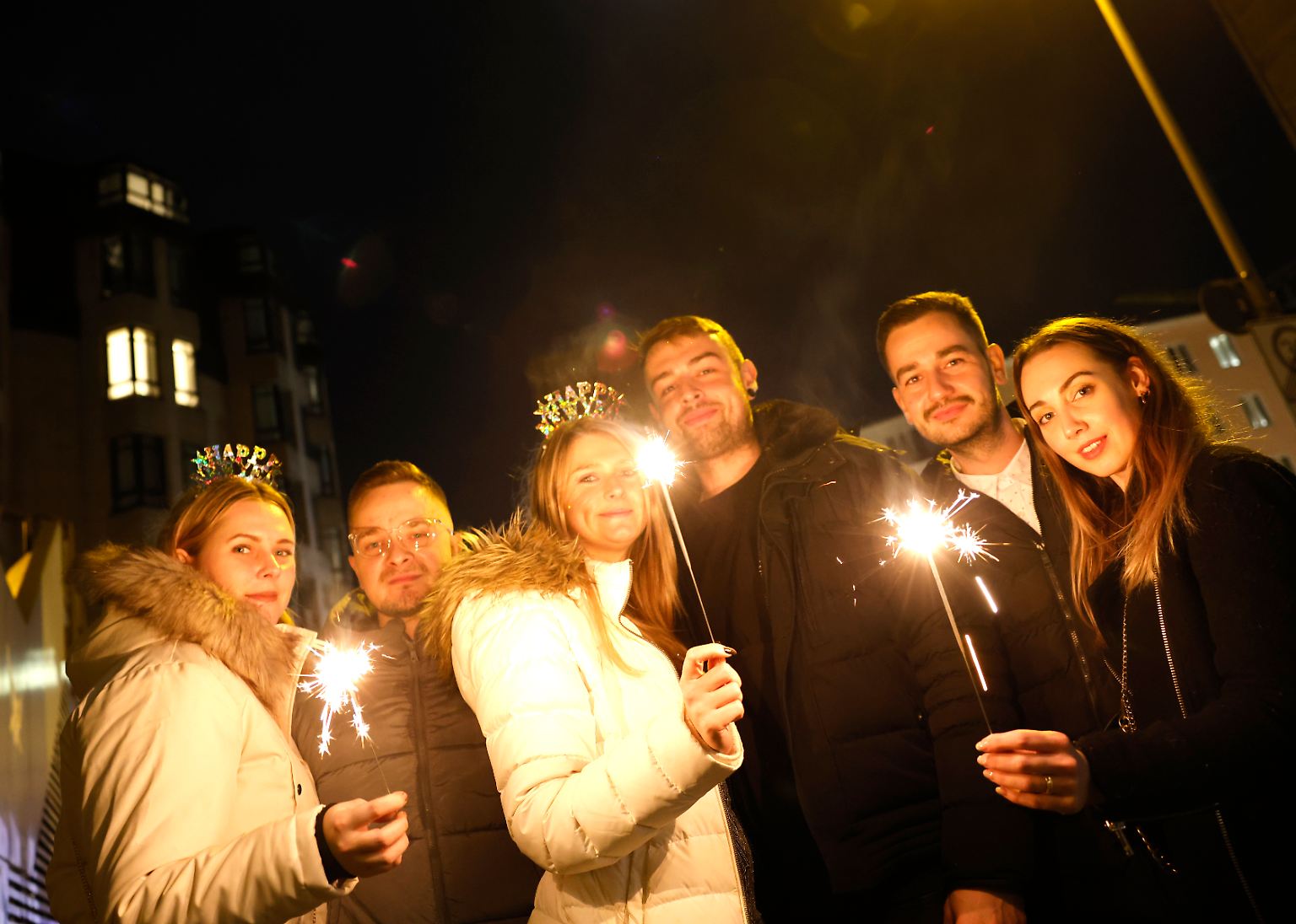 Prosit Neujahr: Mit fröhlichen Partys und farbenprächtigem Feuerwerk begrüßen Milliarden Menschen auf der ganzen Welt das neue Jahr.