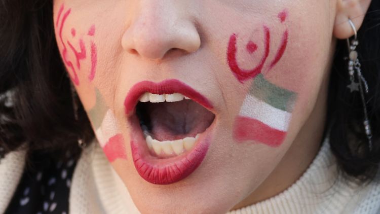 Viele Exiliraner gehen in Deutschland gegen das Regime auf die Straße.