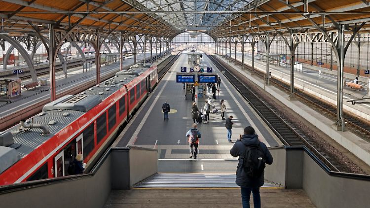 Hauptbahnhof Lübeck  - Maskenregelung ab Landesgrenze: Schleswig-Holstein geht eigene Wege.