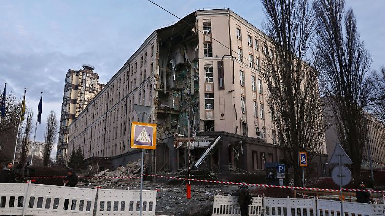 Beschädigtes Hotel in der ukrainischen Hauptstadt Kiew - 