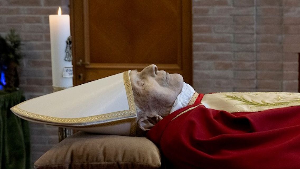 Im rot-goldenen Papst-Gewand liegt Benedikt in der Klosterkapelle von Mater Ecclesiae, seinem Domizil bis zum Tod.