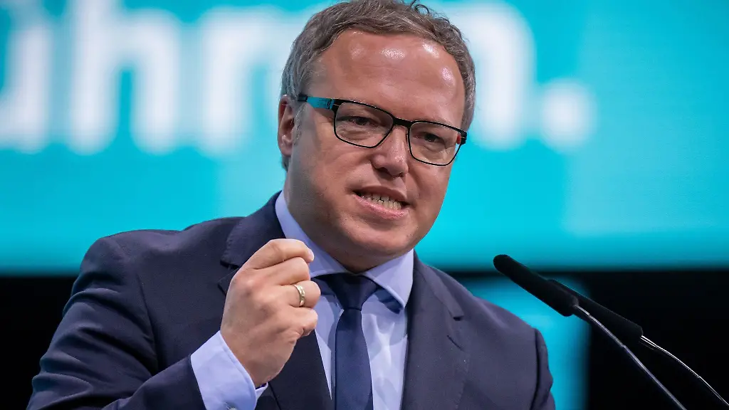 Mario-Voigt-Vorsitzender-der-CDU-Landtagsfraktion-in-Thueringen-spricht-beim-CDU-Bundesparteitag