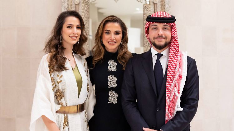 Rajwa (li.), Königin Rania und Kronprinz Hussein am Tag der Verlobung.