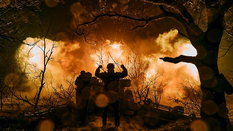 Ukrainische Artillerie vor Bachmut: Für die russischen Streitkräfte ist die Stadt ein Prestigeobjekt, das sie um jeden Preis erobern wollen.