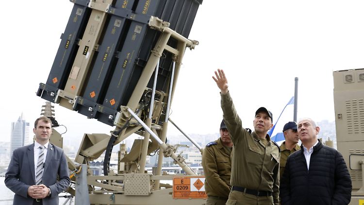 Israels Premierminister Benjamin Netanjahu 2019 vor einer Marineversion des Luftabwehrsystems "Iron Dome" - auch die Ukraine hatte Interesse daran bekundet, um sich gegen russische Angriffe zur Wehr setzen zu können.