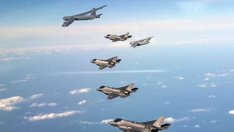 Ein atomwaffenfähiger US-Bomber vom Typ B-52 mit südkoreanischen Begleitjägern während einer Übung. 
