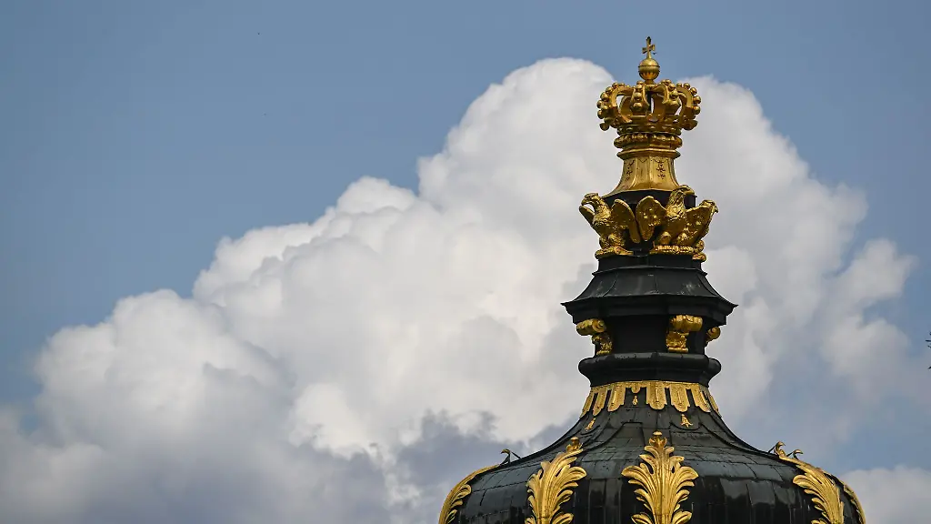 Wolken-ziehen-hinter-dem-Kronentor-des-Dresdner-Zwingers-am-Himmel-auf
