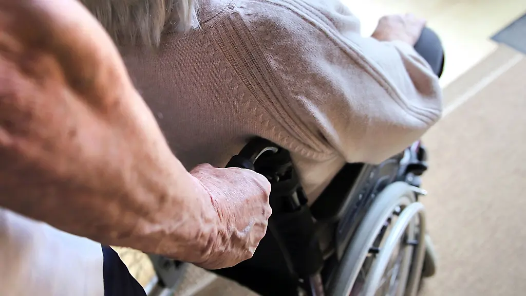 Die-Entscheidung-den-Partner-ins-Pflegeheim-zu-geben-wirft-nicht-nur-emotionale-sondern-auch-finanzielle-Fragen-auf