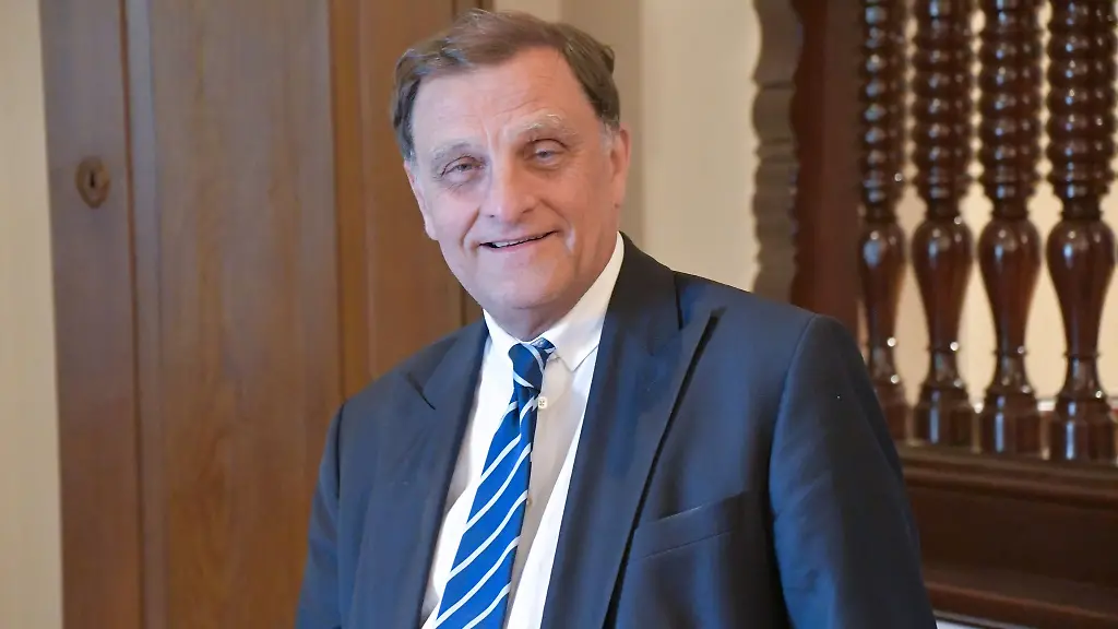 Der-Kieler-Rechtsanwalt-Dr-Trutz-Graf-Kerssenbrock-am-Dienstag-vor-dem-Sitzungs-Saal-im-Rathaus-von-Westerland-Sylt