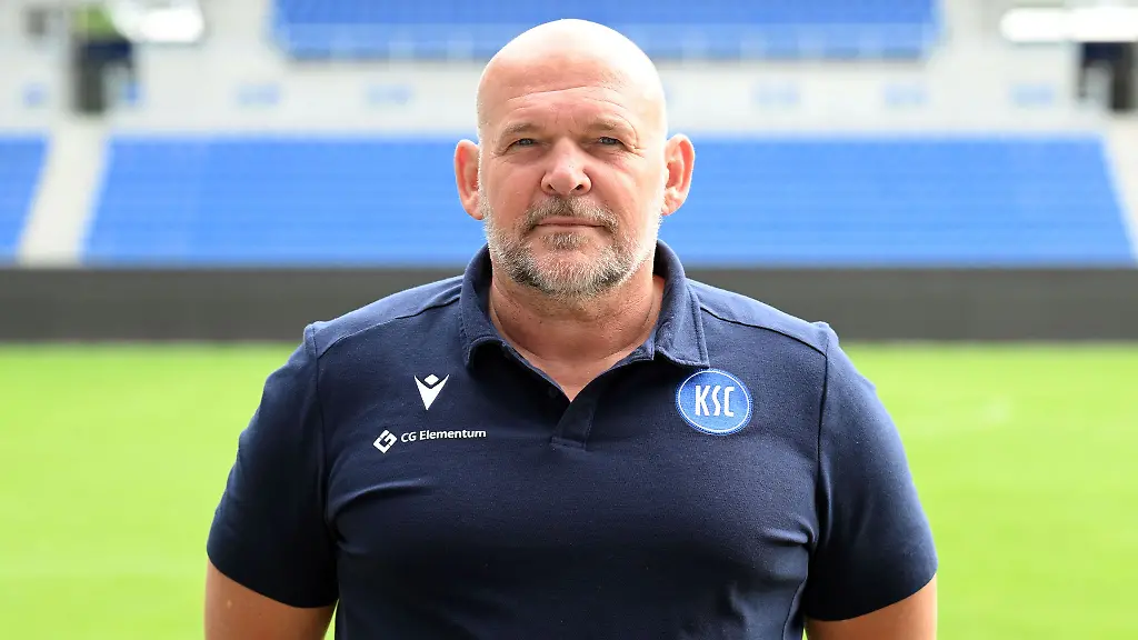 Fototermin-Karlsruher-SC-2-Bundesliga-im-BBBank-Wildpark-Busfahrer-Thomas-Laschuk