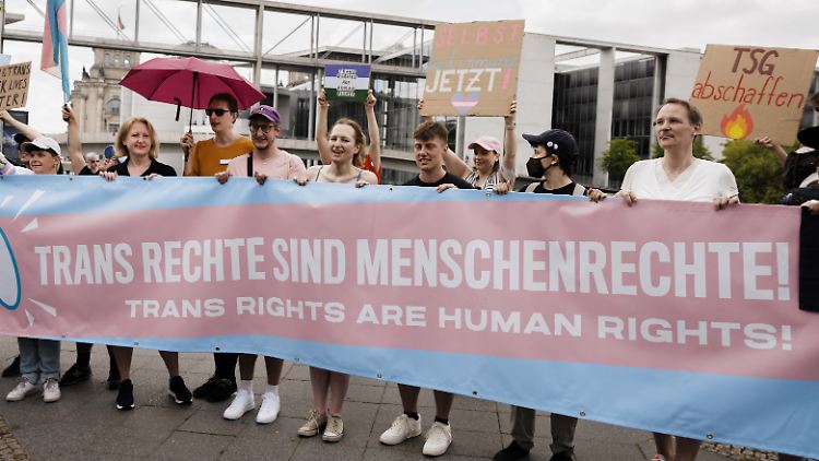"Transrechte sind Menschenrechte", heißt es bei dieser Demo.